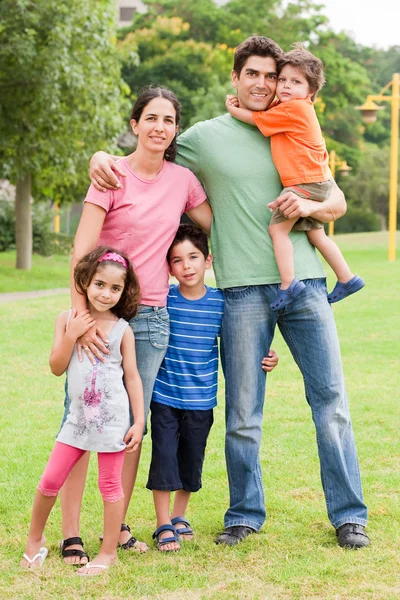 Szczęśliwa pięcioosobowa rodzina — Zdjęcie stockowe