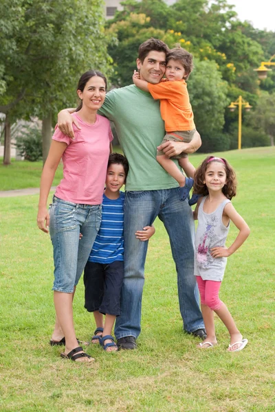 Familjen i parken sommaren — Stockfoto