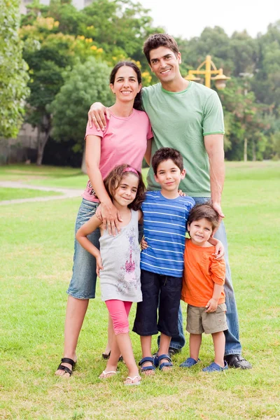 Pareja de mediana edad de pie con sus hijos — Foto de Stock