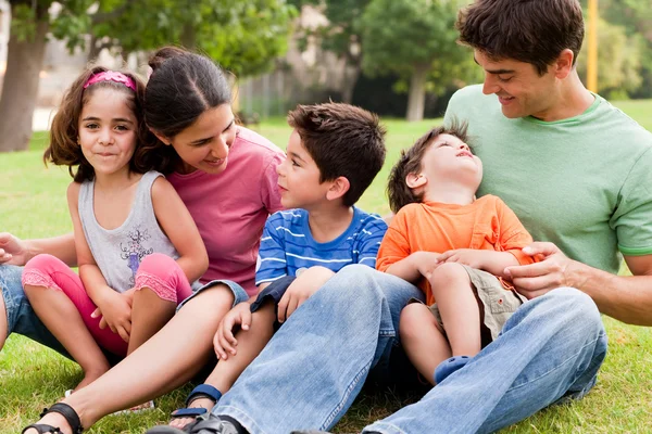 Szczęśliwe rodziny korzystających lato dzień w parku — Zdjęcie stockowe
