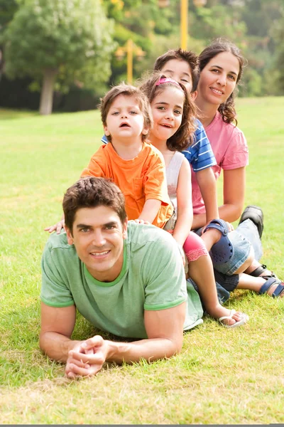 Porträt einer glücklichen Familie, die in die Kamera blickt — Stockfoto