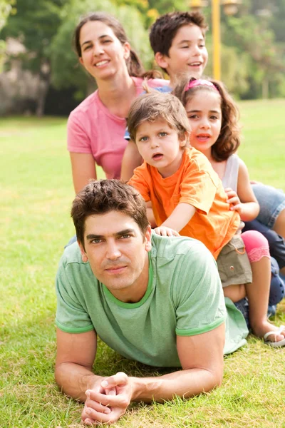 Milující rodina si venku — Stock fotografie