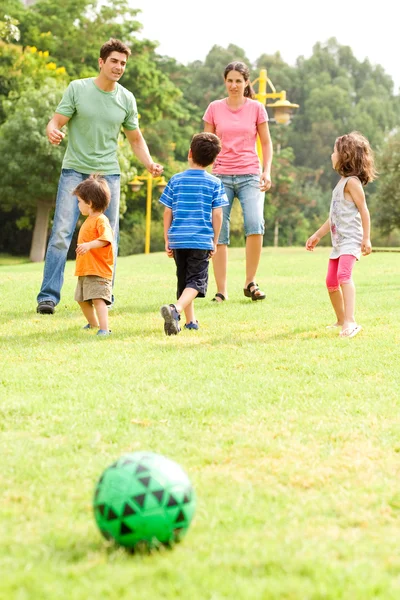 Familie verbringt ihre Freizeit im Park — Stockfoto