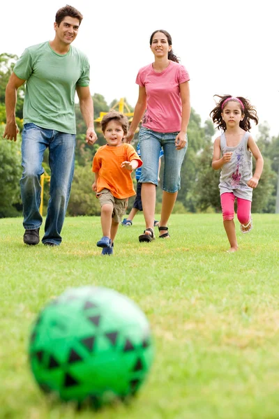 Rodina hrát fotbal v parku — Stock fotografie