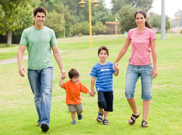 Família feliz andando no parque — Fotografia de Stock