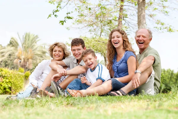 Familia cariñosa divirtiéndose al aire libre —  Fotos de Stock