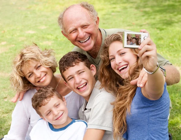 Famille en plein air prenant autoportrait — Photo