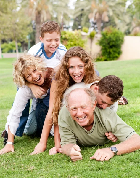 Familjen hopar sig på pappa — Stockfoto