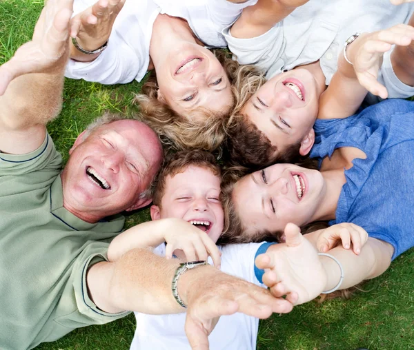 Familia feliz mintiendo como un círculo —  Fotos de Stock