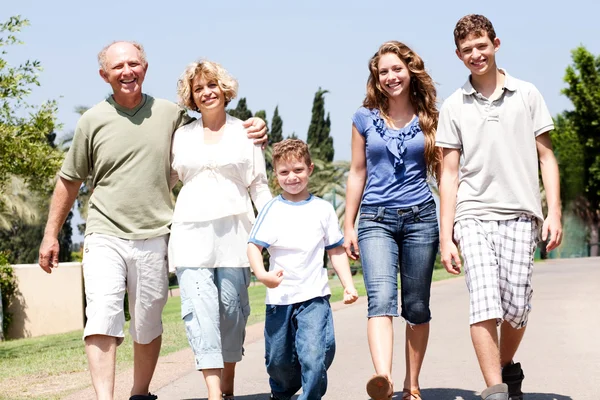 Uitgebreide familie groep wandelen langs het traject — Stockfoto