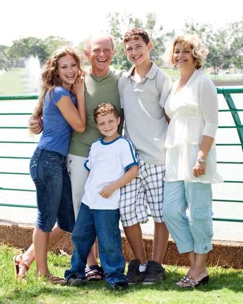 Family posing infront of lake — Stock Photo, Image