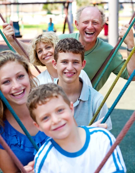 Close-up de uma família brincando no playground — Fotografia de Stock