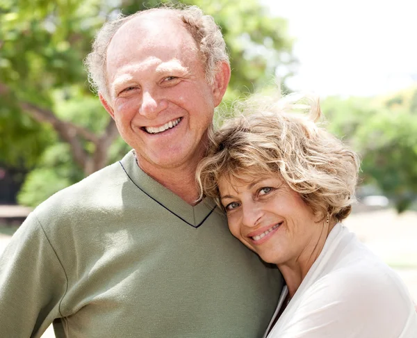 Milující, hezký starší pár — Stock fotografie