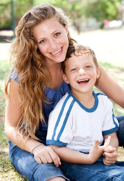 Mutter posiert mit einem süßen kleinen Jungen — Stockfoto