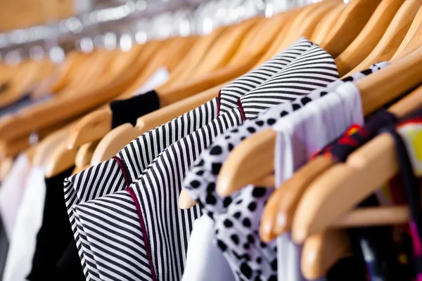 Flerfärgad garderob showcase, närbild — Stockfoto