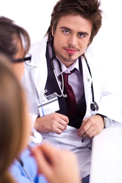 Junger Arzt sitzt mit Krankenhauspersonal zusammen — Stockfoto