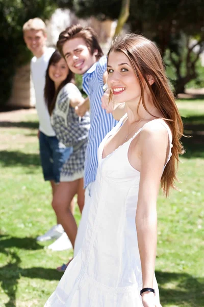 Quatre adolescents traînent dans un parc — Photo