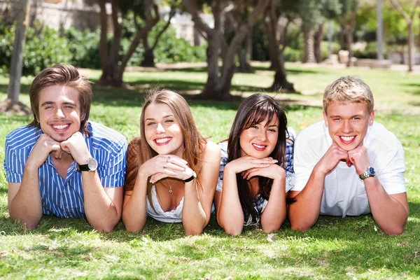 Czterech nastolatków z rąk na ich brody — Zdjęcie stockowe