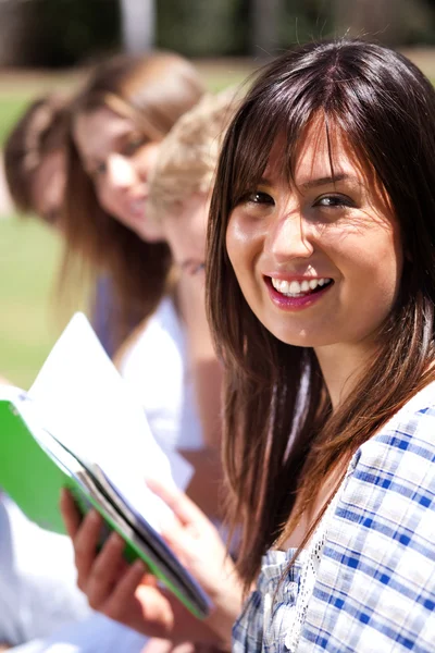 Uśmiechający się nowoczesnych kobiet student w centrum uwagi — Zdjęcie stockowe