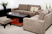 klasický nábytek v moderním obývacím pokoji