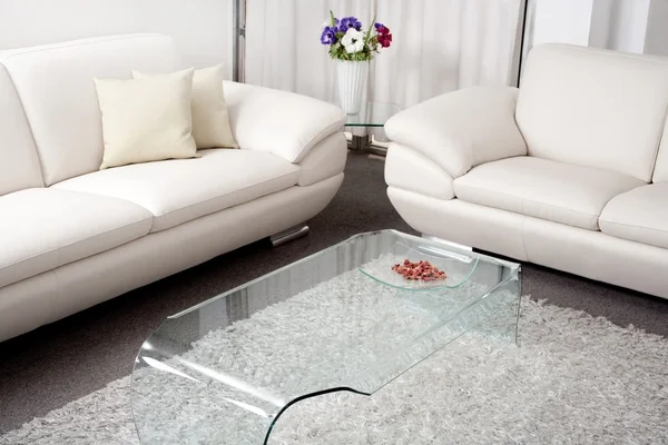 Sofá de couro branco moderno — Fotografia de Stock