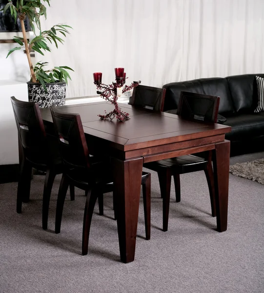 Mesa de jantar moderna em uma casa elegante — Fotografia de Stock