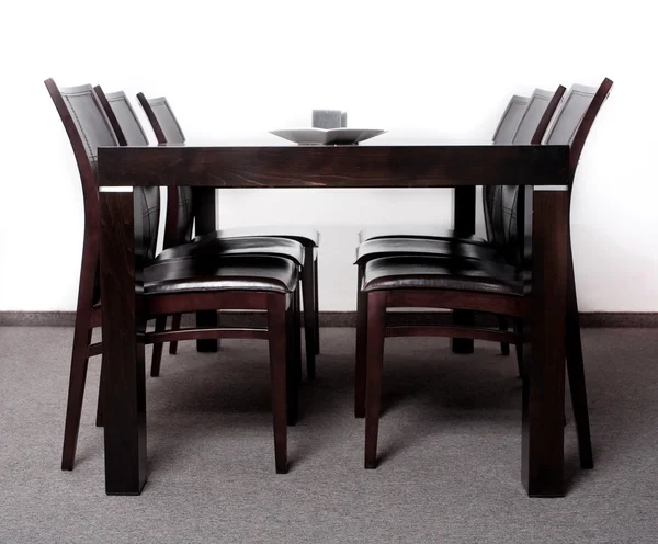 Tavolo da pranzo moderno in legno — Foto Stock
