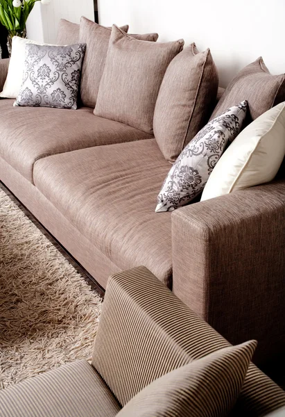 Σύγχρονος καναπές σε μοντέρνο περιβάλλον — Φωτογραφία Αρχείου