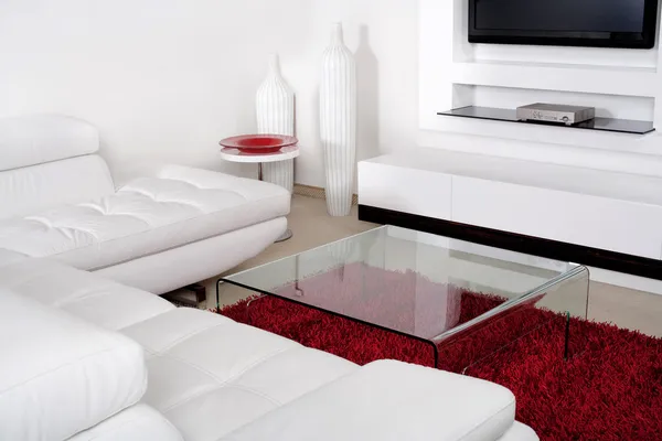 Жилое пространство с белым кожаным диваном — стоковое фото
