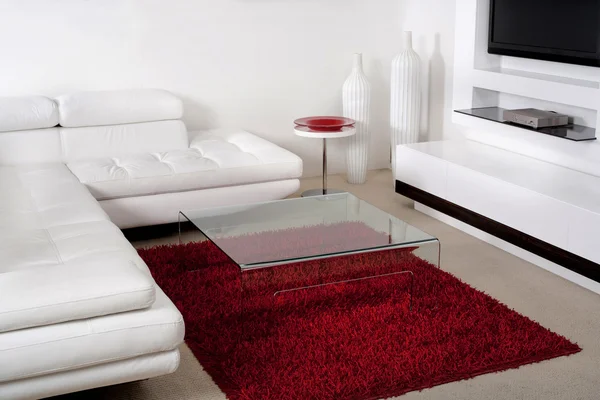 Sofá de couro na moderna sala de estar — Fotografia de Stock