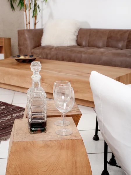 Champagneglas med modern soffa i bakgrunden — Stockfoto