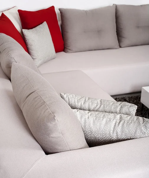 Модний диван, королівський спосіб життя — стокове фото