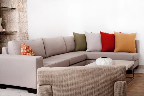 Renkli yastık ile modern kanepe — Stok fotoğraf