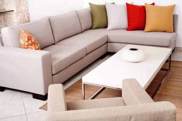 Sofa-Set mit farbigen Kissen — Stockfoto