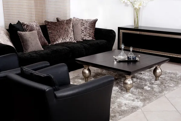 Sofá contemporâneo na sala de estar moderna — Fotografia de Stock
