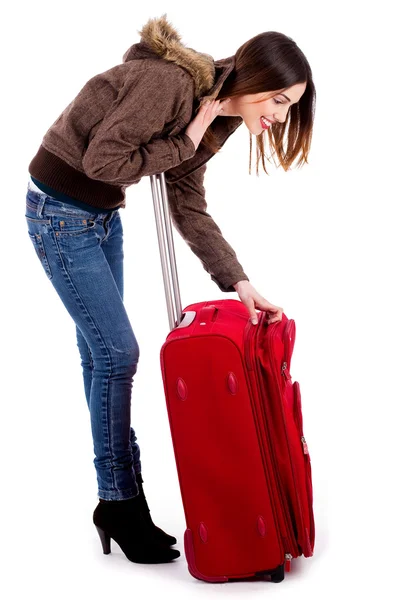 Junge Frau durchsucht ihr Gepäck — Stockfoto