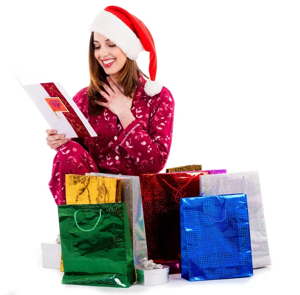 Νεαρή κοπέλα με χριστουγεννιάτικη κάρτα και δώρα — Φωτογραφία Αρχείου