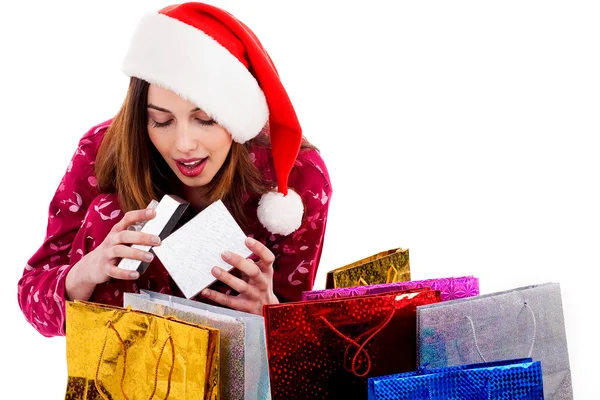 Lady abrir caixa de presente de Natal — Fotografia de Stock