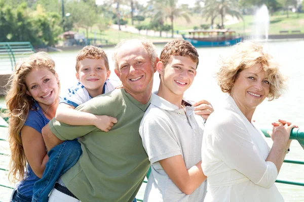 Image du portrait d'une famille heureuse debout dans une file d'attente — Photo