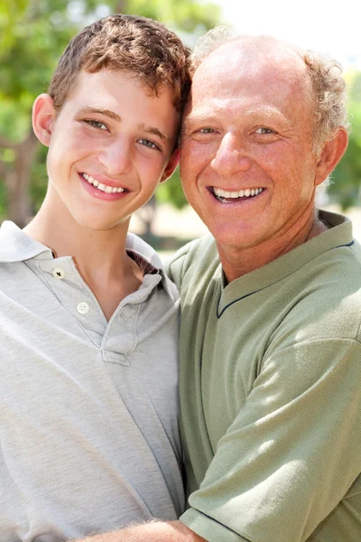 Bilden av porträtt av en glad äldre man med barnbarn — Stockfoto