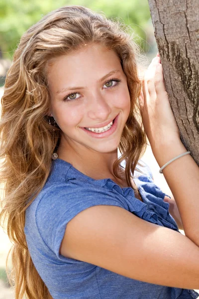 Imagem de Closeup retrato de uma jovem mulher bonita feliz — Fotografia de Stock