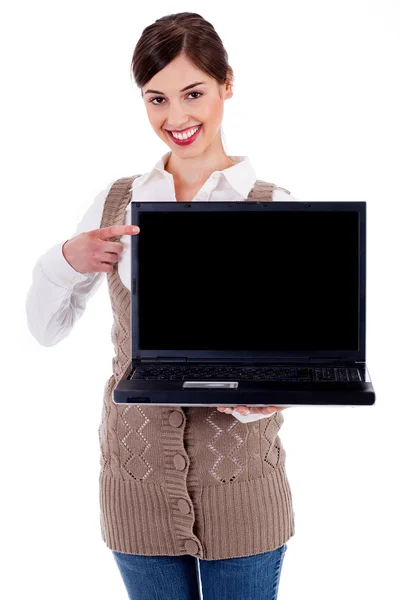 Femme montrant ordinateur portable — Photo