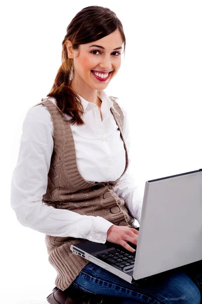 Lady arbeitet am Laptop — Stockfoto