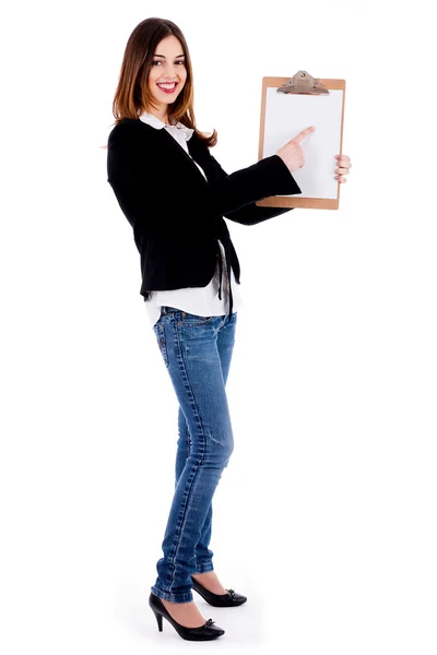 Mujer de negocios señalando en un tablero de clips en blanco —  Fotos de Stock