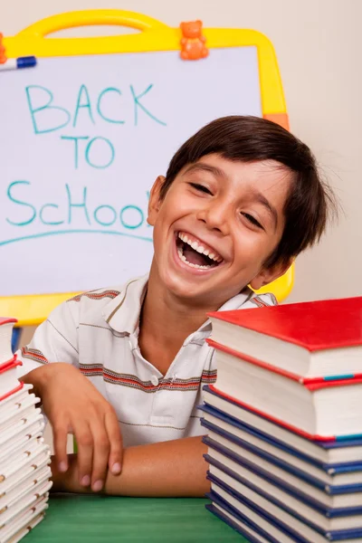 Усміхнений хлопчик зі шкільними книгами — стокове фото