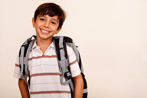 Skolan pojke, leende porträtt — Stockfoto