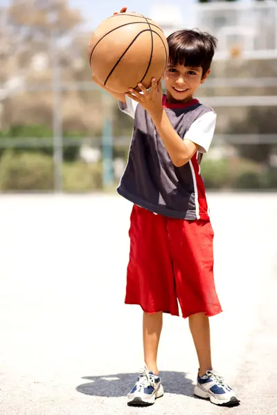 Αξιολάτρευτο παιδί με μπάσκετ — Φωτογραφία Αρχείου