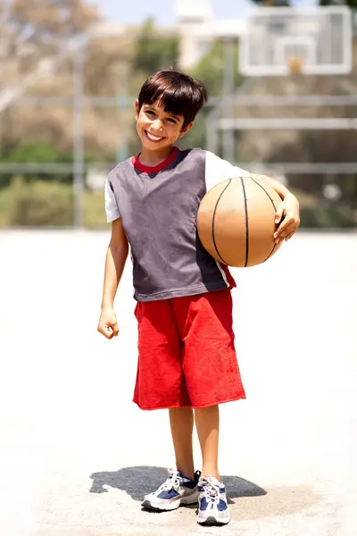 Adorable chico con baloncesto — Foto de Stock