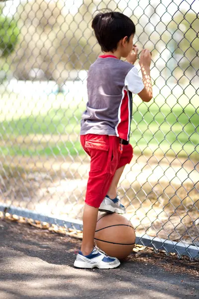 Zadní pohled mladých basketbalový hráč — Stock fotografie