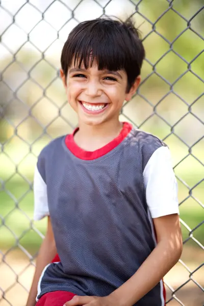 Close-up shot van een gelukkige jongen lachen — Stockfoto